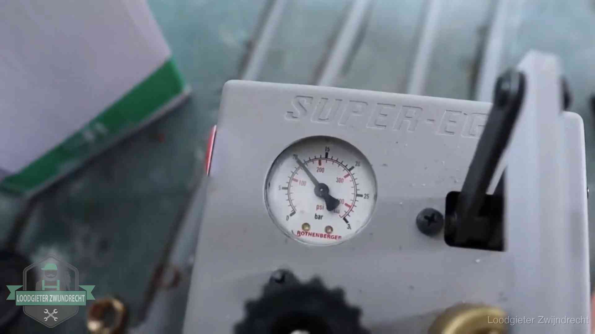 Manometer van een afperspomp bij controle van nieuw leidingwerk in Zwijndrecht