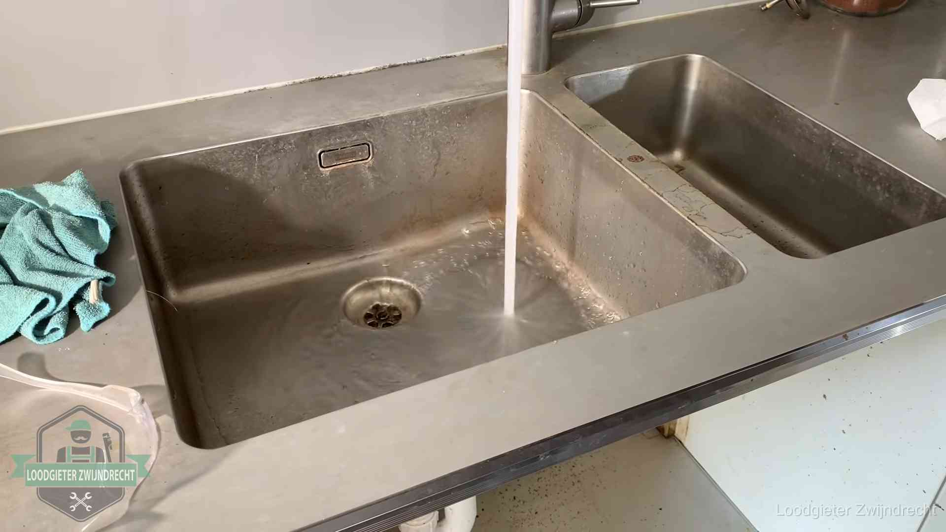 Vastlopende afvoer herkennen in Zwijndrecht Doorstroomtest van de afvoer bij een gootsteen in Zwijndrecht