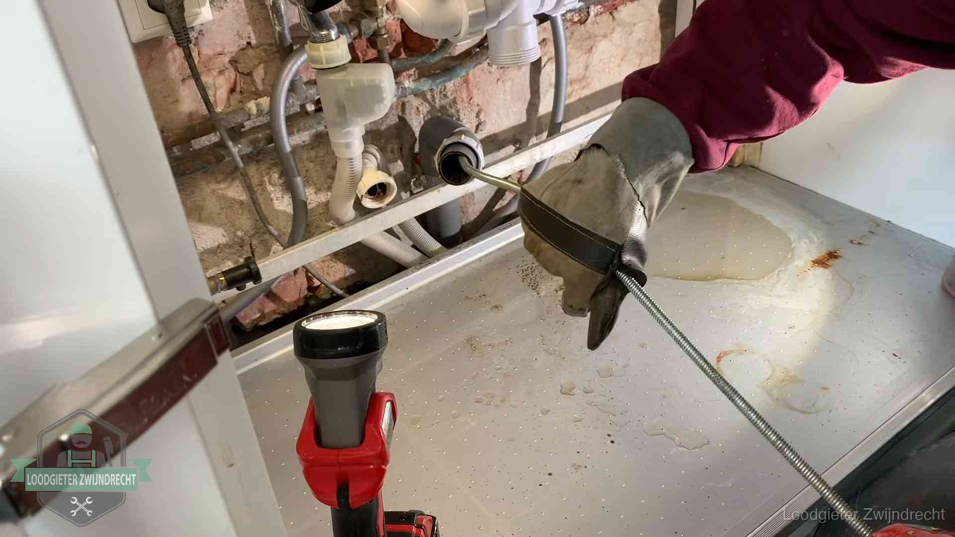 Je riool goed houden in Zwijndrecht Ontstoppingsveer wordt preventief door een afvoeraansluiting gehaald in Zwijndrecht