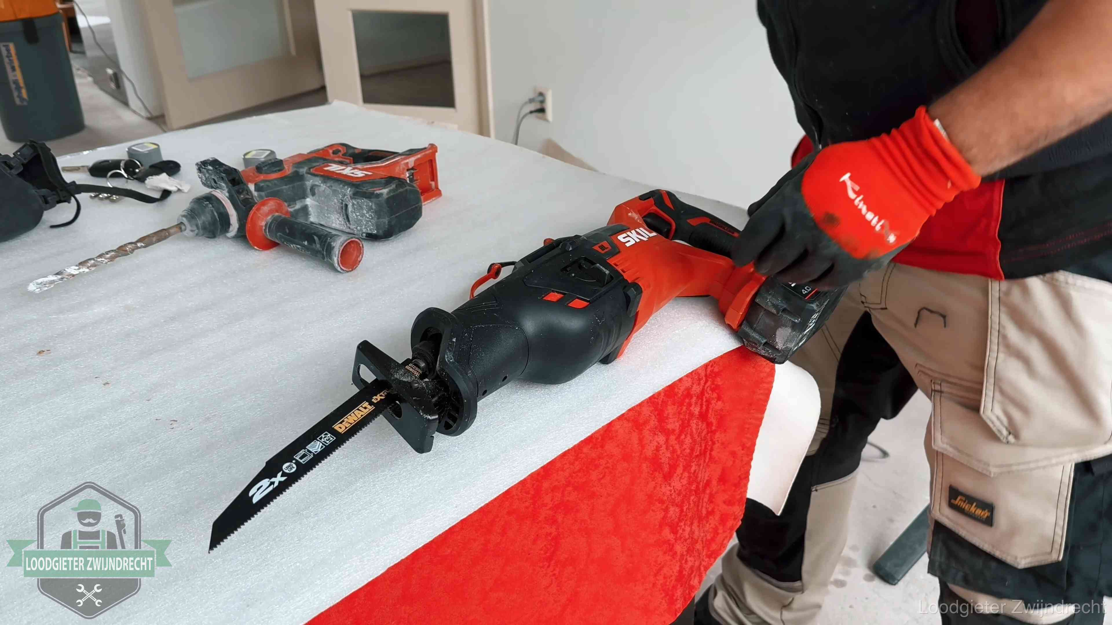 Professioneel gereedschap klaargelegd voor een klus in Zwijndrecht