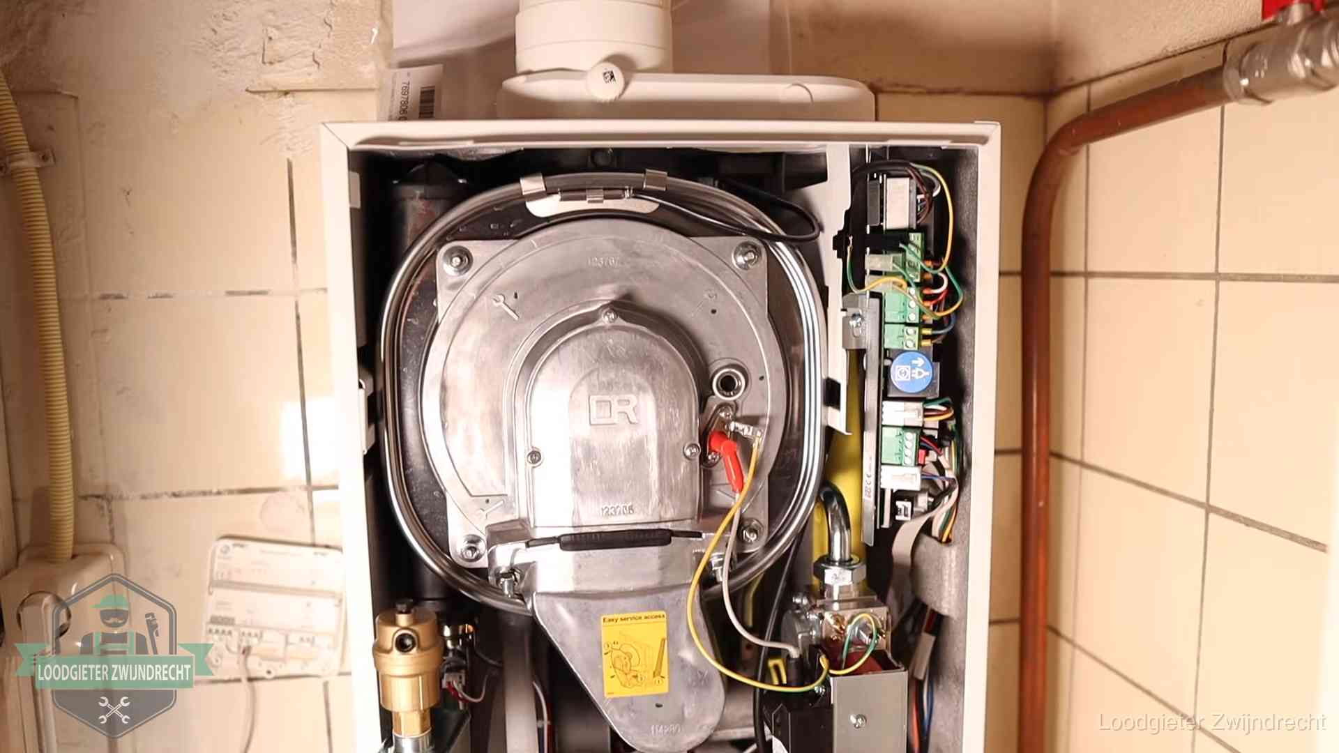 Geopende cv-ketel met warmtewisselaar tijdens periodiek onderhoud in Zwijndrecht