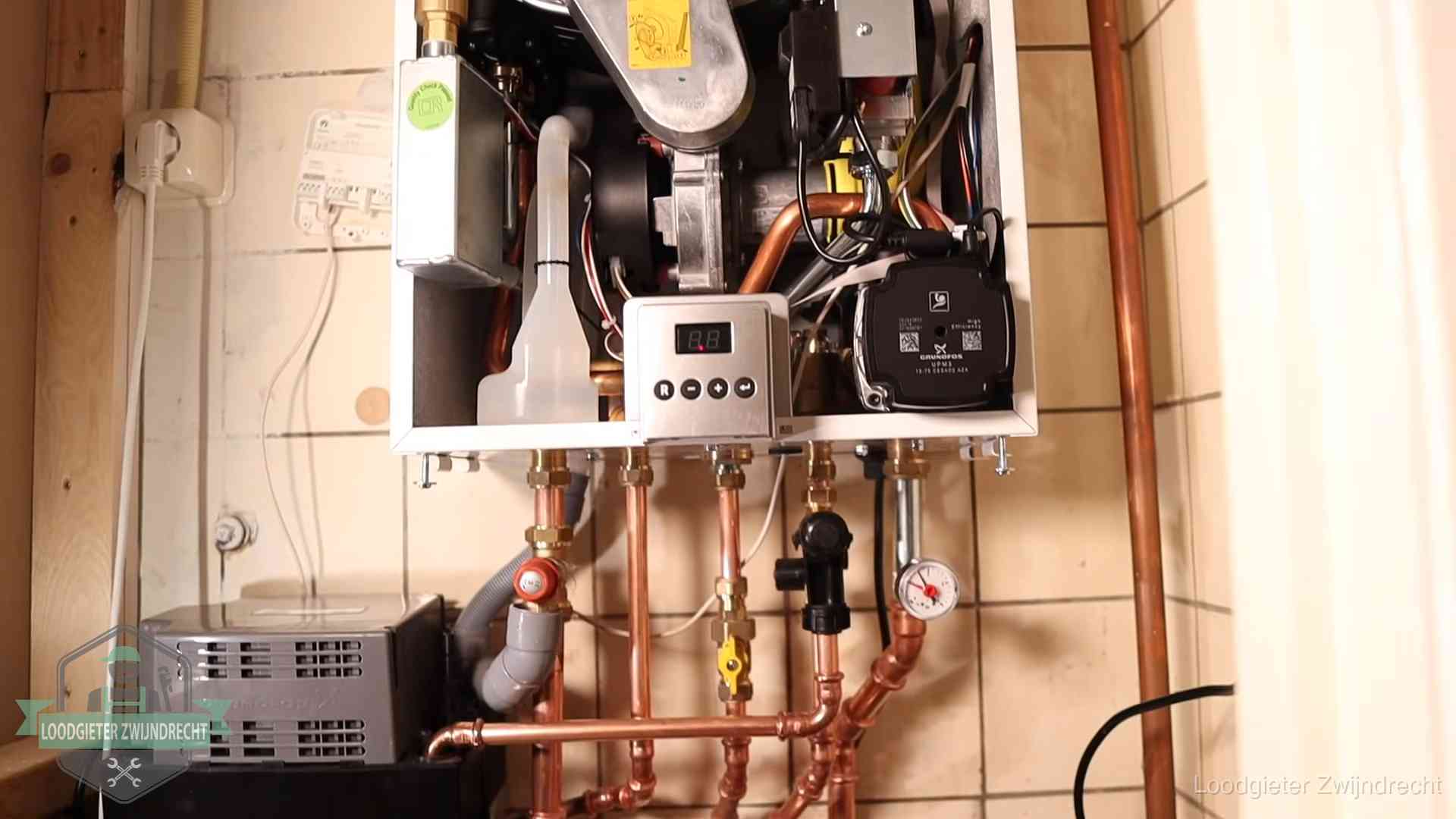 Geopende cv-ketel met brander en cv-pomp tijdens een onderhoudsbeurt in Zwijndrecht