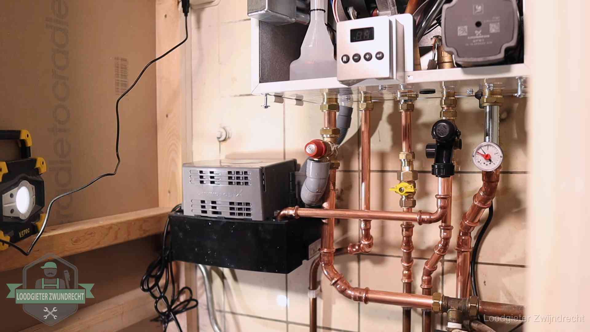 Nieuw koperen leidingwerk met pomp en manometer onder een vervangen cv-opstelling in Zwijndrecht