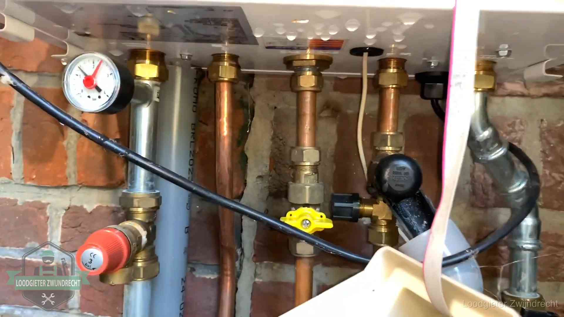 Onderaansluitingen van een cv-ketel met manometer en gaskraan in Zwijndrecht