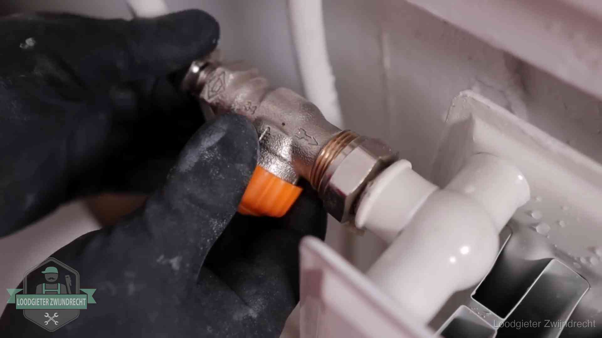 Thermostaatkraan wordt gemonteerd op een radiator in Zwijndrecht voor het stookseizoen
