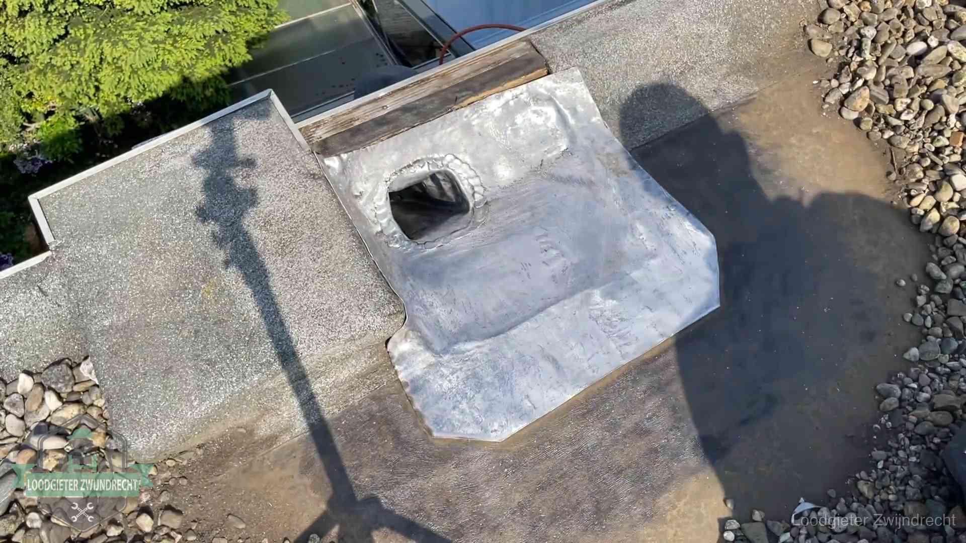Vers afgedichte dakdoorvoer met lood en zink op een plat dak in Zwijndrecht