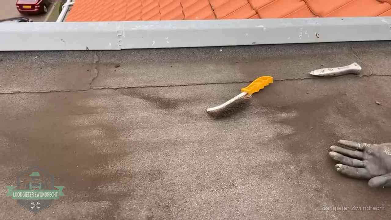Dakdekker bereidt een bitumen plat dak voor op reparatie bij de daktrim in Zwijndrecht