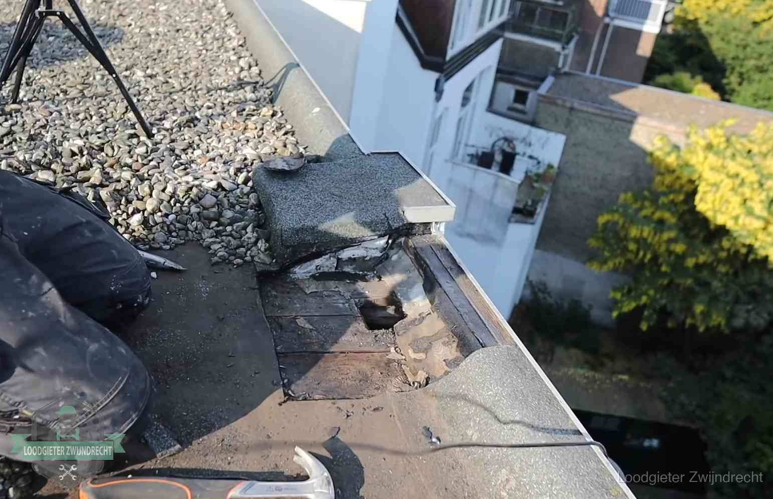 Opengelegde dakrand met verrot dakbeschot door een langdurige daklekkage in Zwijndrecht