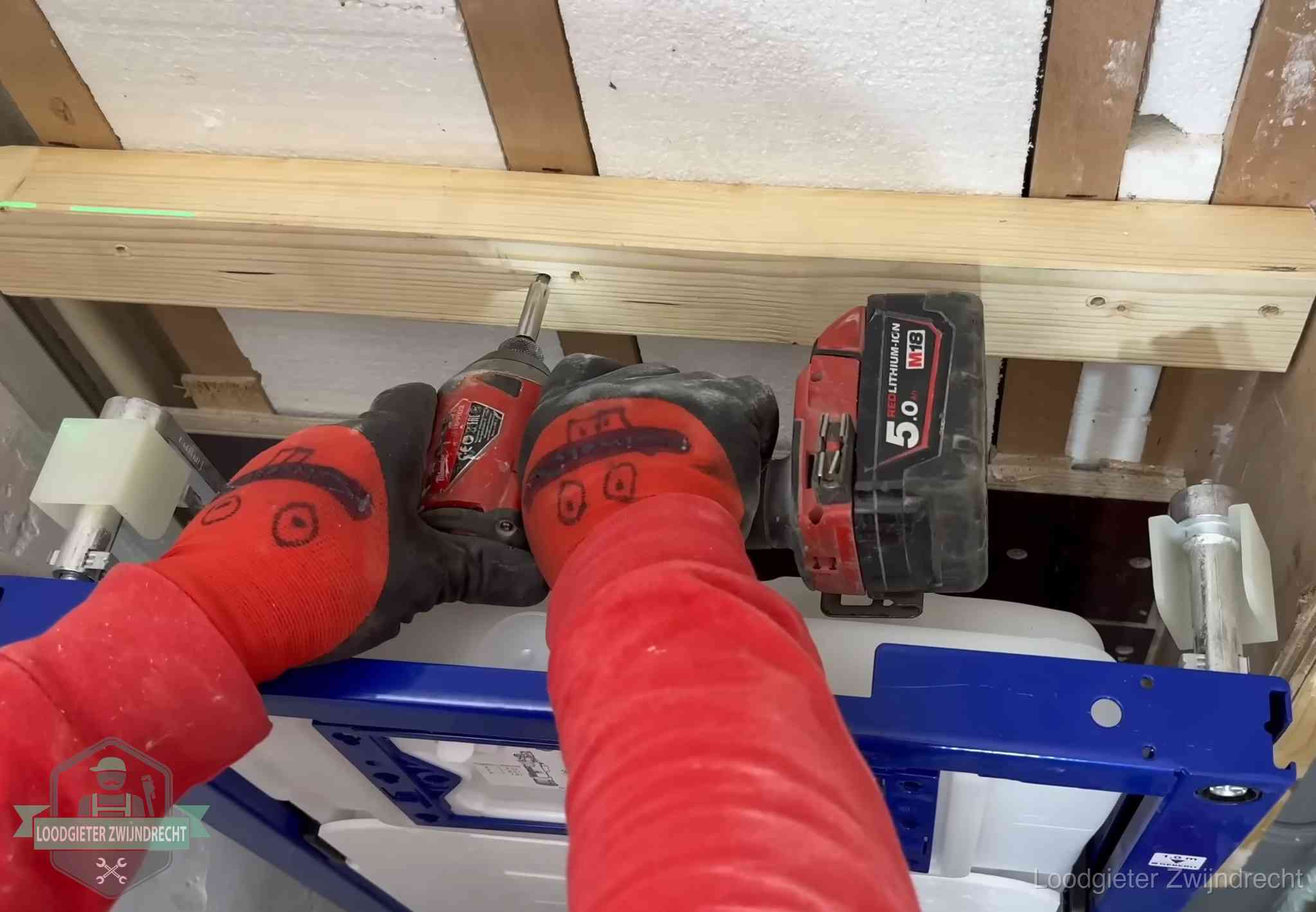 Fout in de wc-installatie opsporen in Zwijndrecht Monteur bevestigt een inbouwreservoir voor een hangend toilet in Zwijndrecht