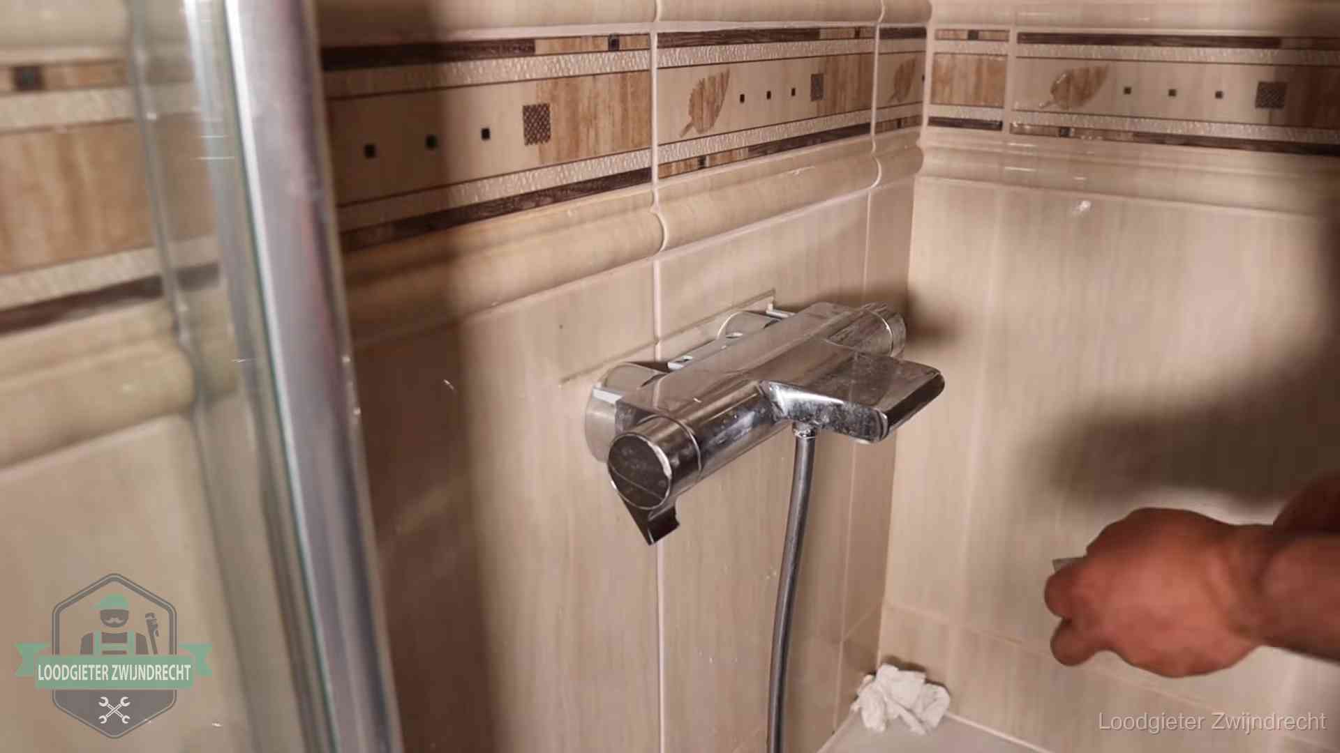 Verkalkte douche-mengkraan in Zwijndrecht, hetzelfde kalk dat zich in de warmtewisselaar afzet