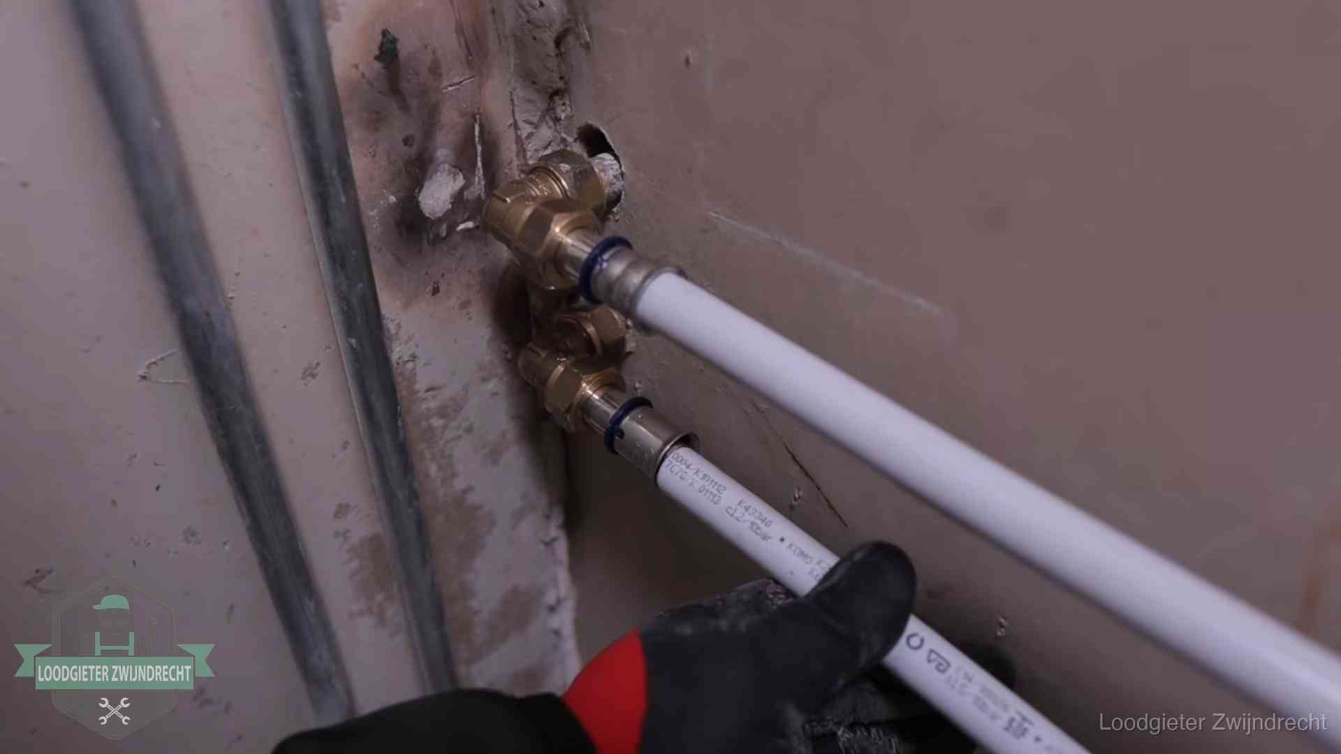 Meerlagenbuizen met keurmerk en rvs persfittingen op muuraansluitingen in Zwijndrecht