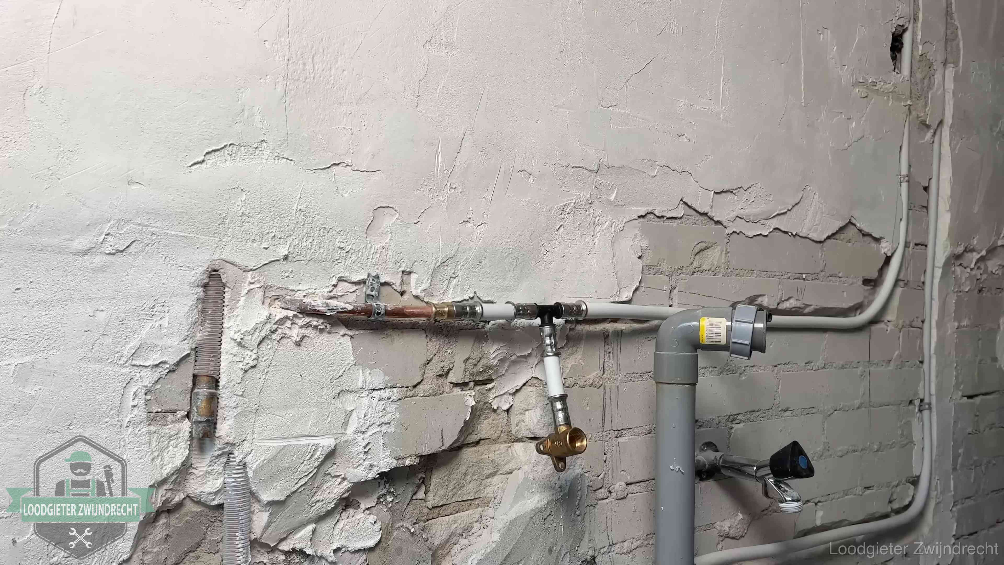 Nieuw leidingwerk naast een oud verroest leidingrestant in een woning in Zwijndrecht