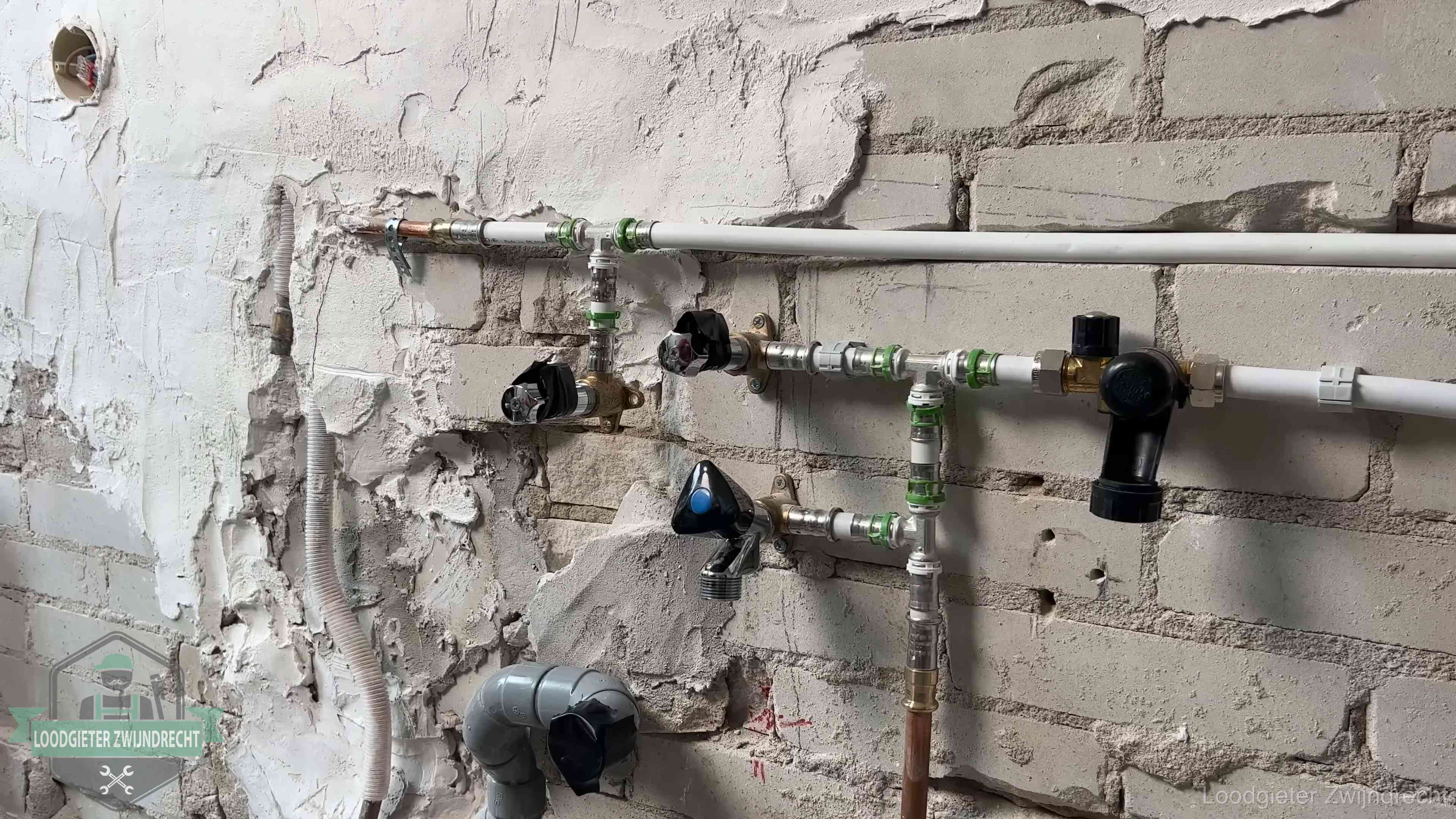 Nieuw aangelegd leidingwerk met persfittingen tijdens een verbouwing in Zwijndrecht