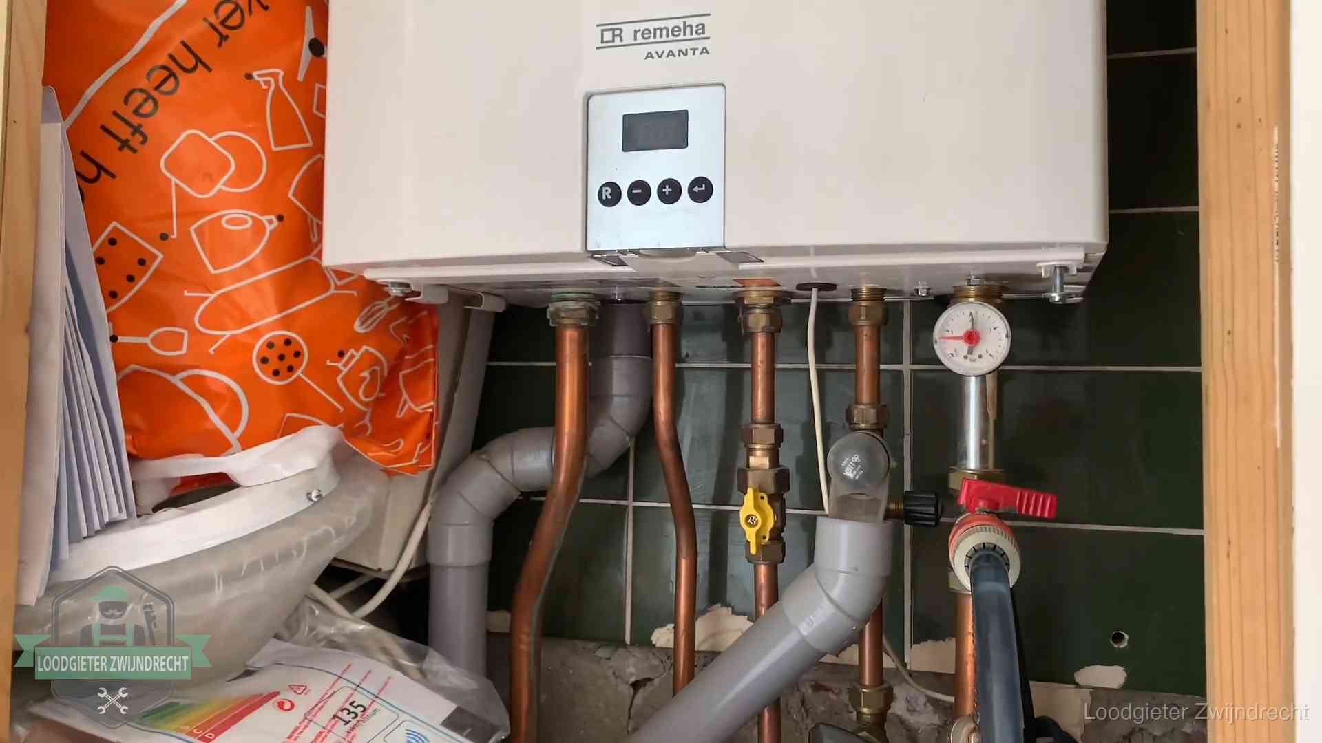 Oudere Remeha cv-ketel in een ketelkast in een woning in Zwijndrecht