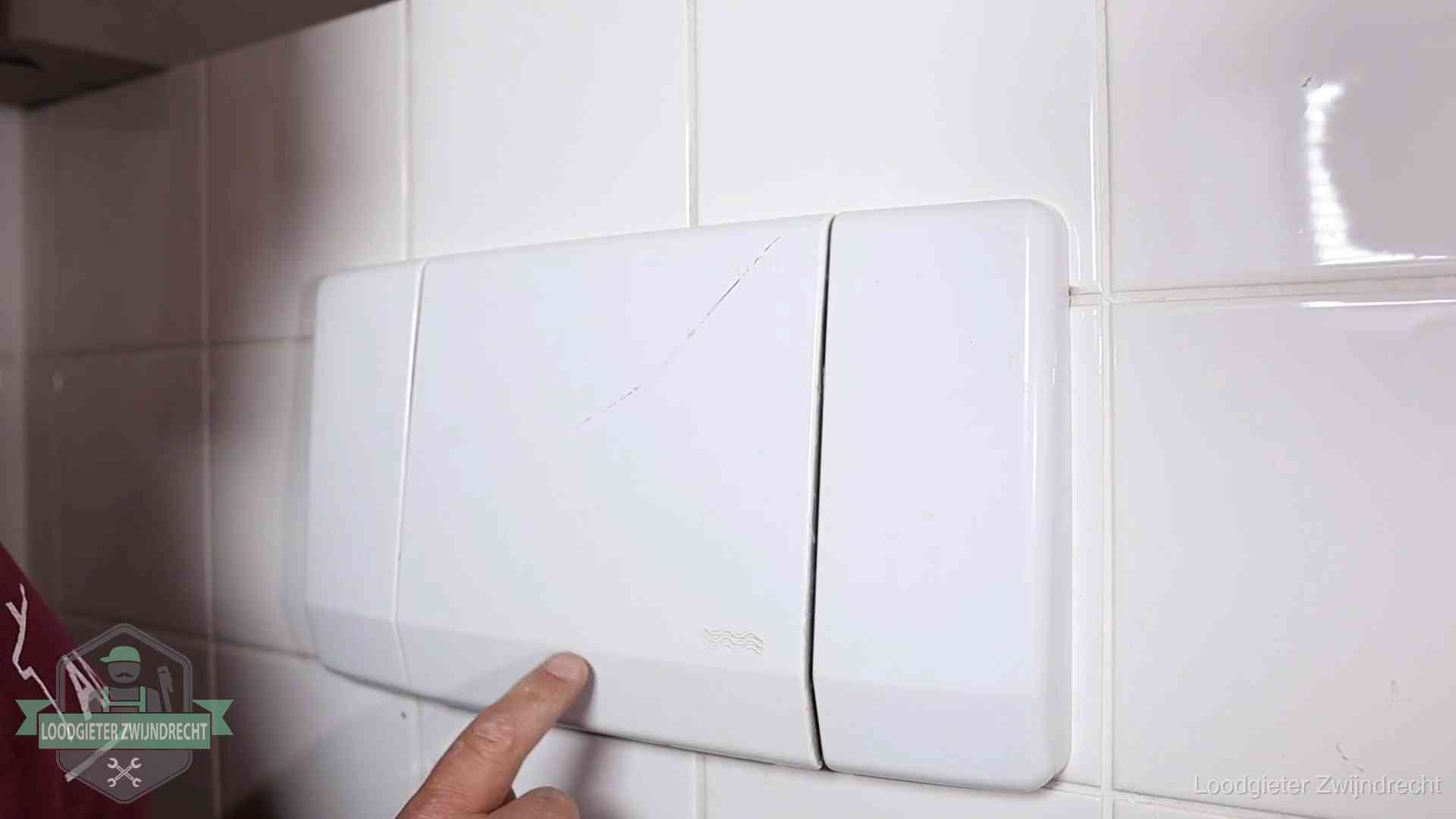 Oorzaken van een verstopte wc in Zwijndrecht Bedieningspaneel van een inbouwreservoir van een hangend toilet in Zwijndrecht