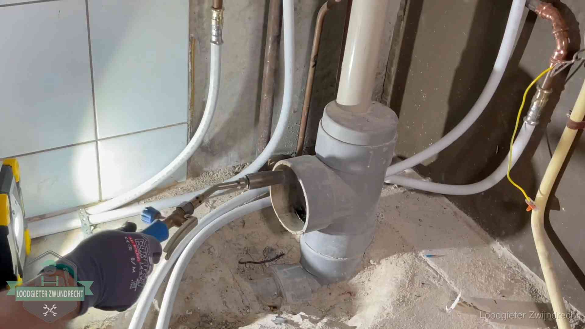 Verstopping in een huurwoning in Zwijndrecht Loodgieter werkt aan leidingen bij de pvc-standleiding van een huurwoning in Zwijndrecht