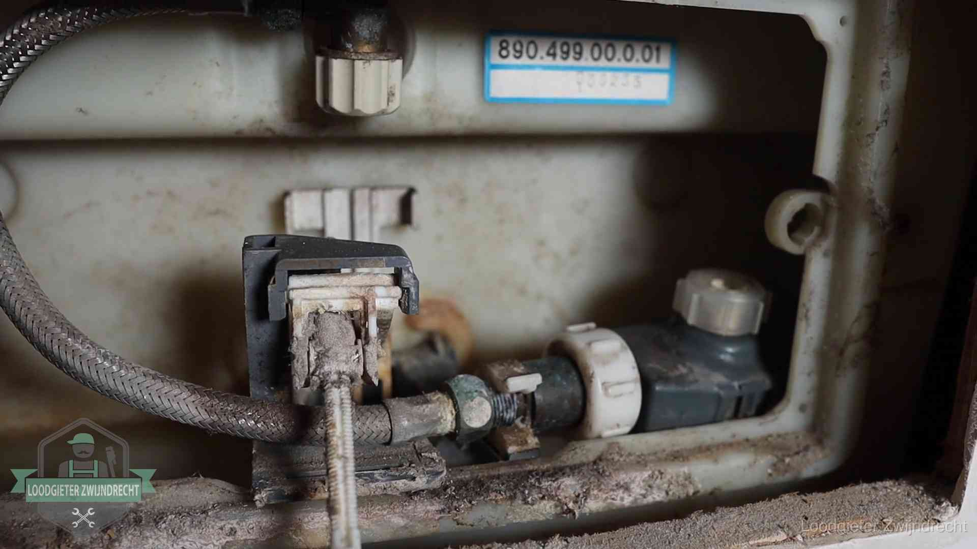 Stortbak en spoelmechanisme in Zwijndrecht Verkalkt binnenwerk van een stortbak met vlotterkraan in Zwijndrecht
