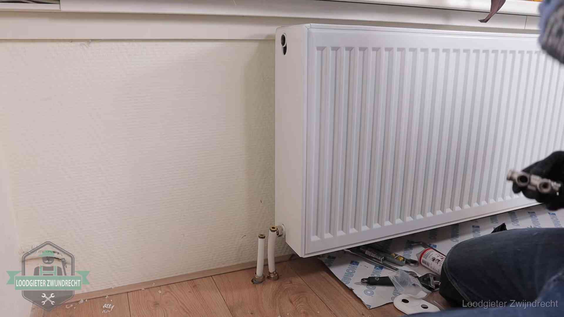 Nieuw gemonteerde radiator in een woonkamer in Zwijndrecht