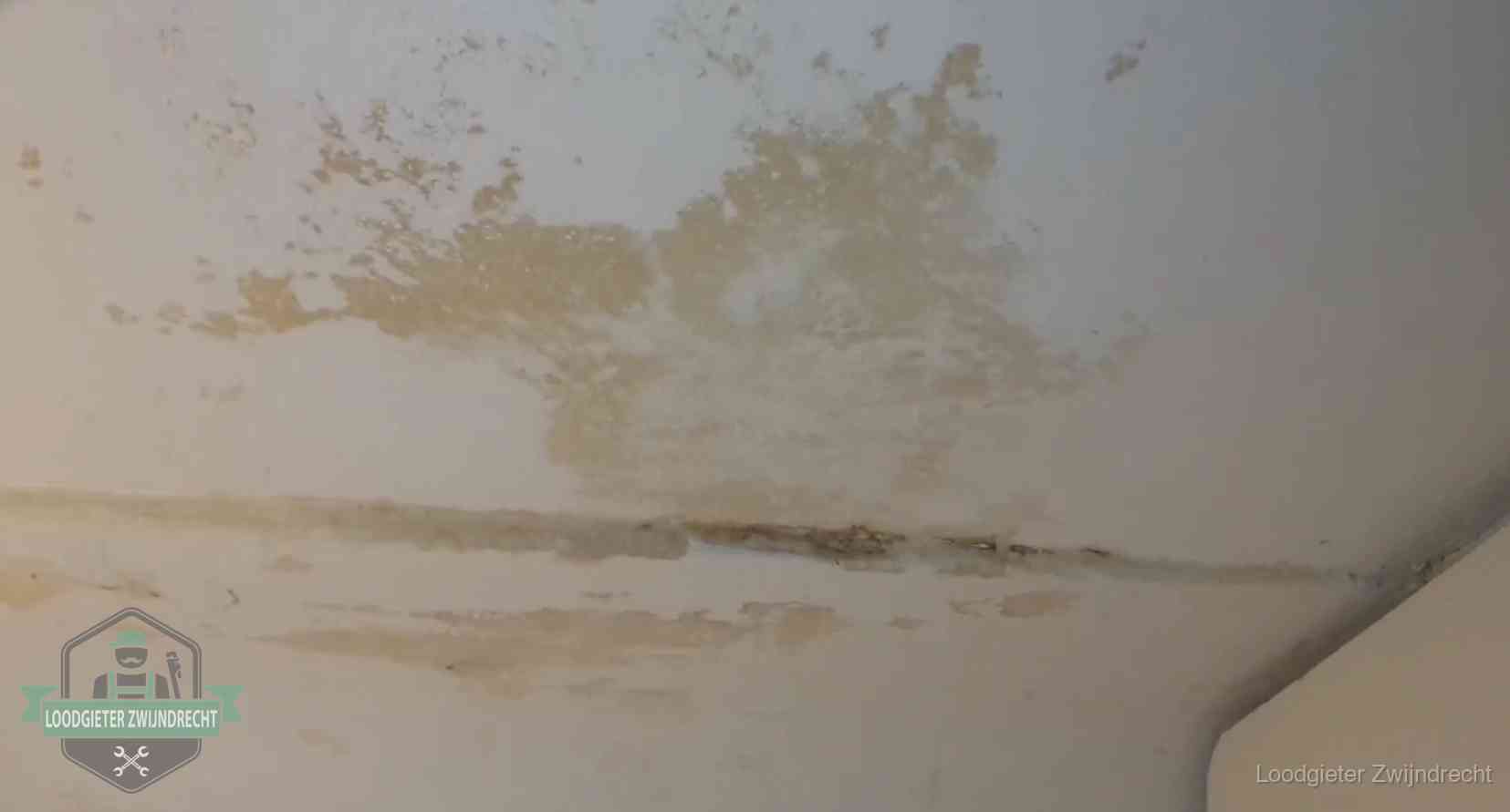 Verzekering bij rioolschade in Zwijndrecht Watervlekken op een plafond in Zwijndrecht, schade die je bij de verzekering meldt