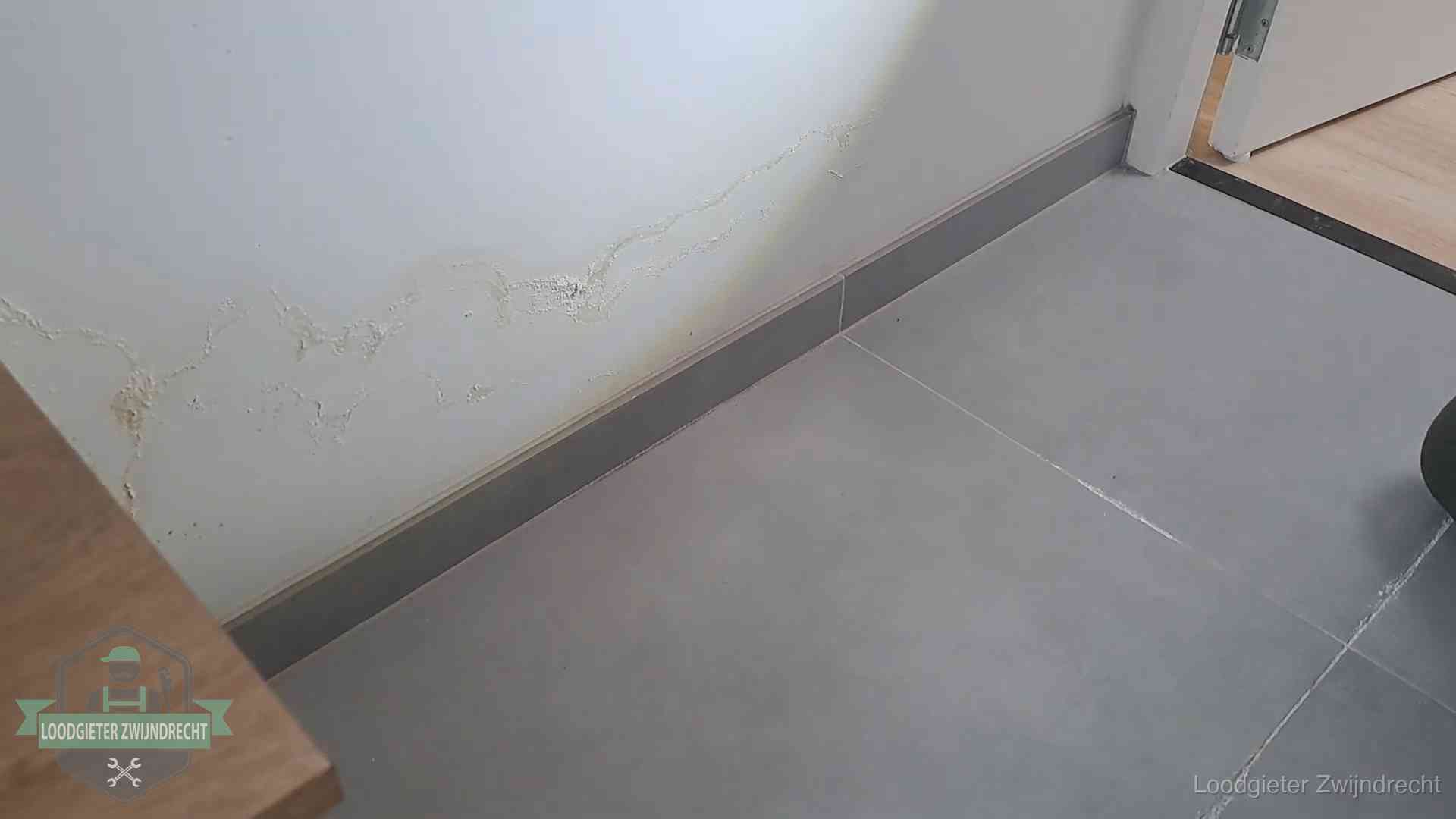 Waterschade met kalkuitbloeiing op een binnenwand in Zwijndrecht, vastgelegd voor de verzekering