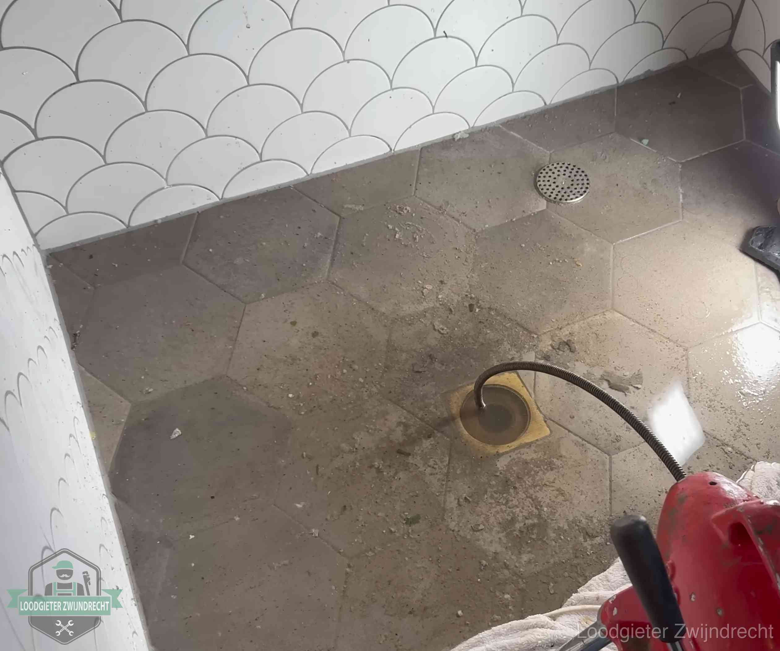 Stank uit wc of vloerput in Zwijndrecht Vloerput met waterslot in een badkamer in Zwijndrecht, een bron van stank als het waterslot droogstaat