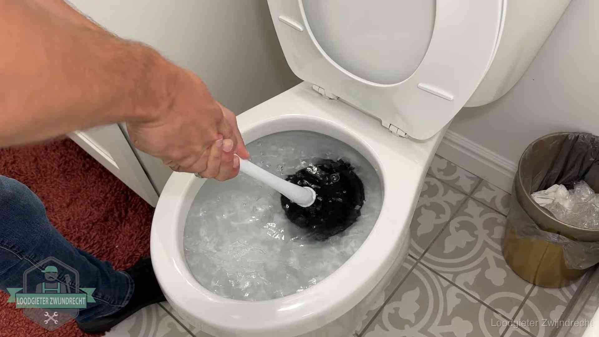 Zelf je wc ontstoppen in Zwijndrecht Zelf de wc ontstoppen met een plopper in Zwijndrecht, het water kolkt in de pot