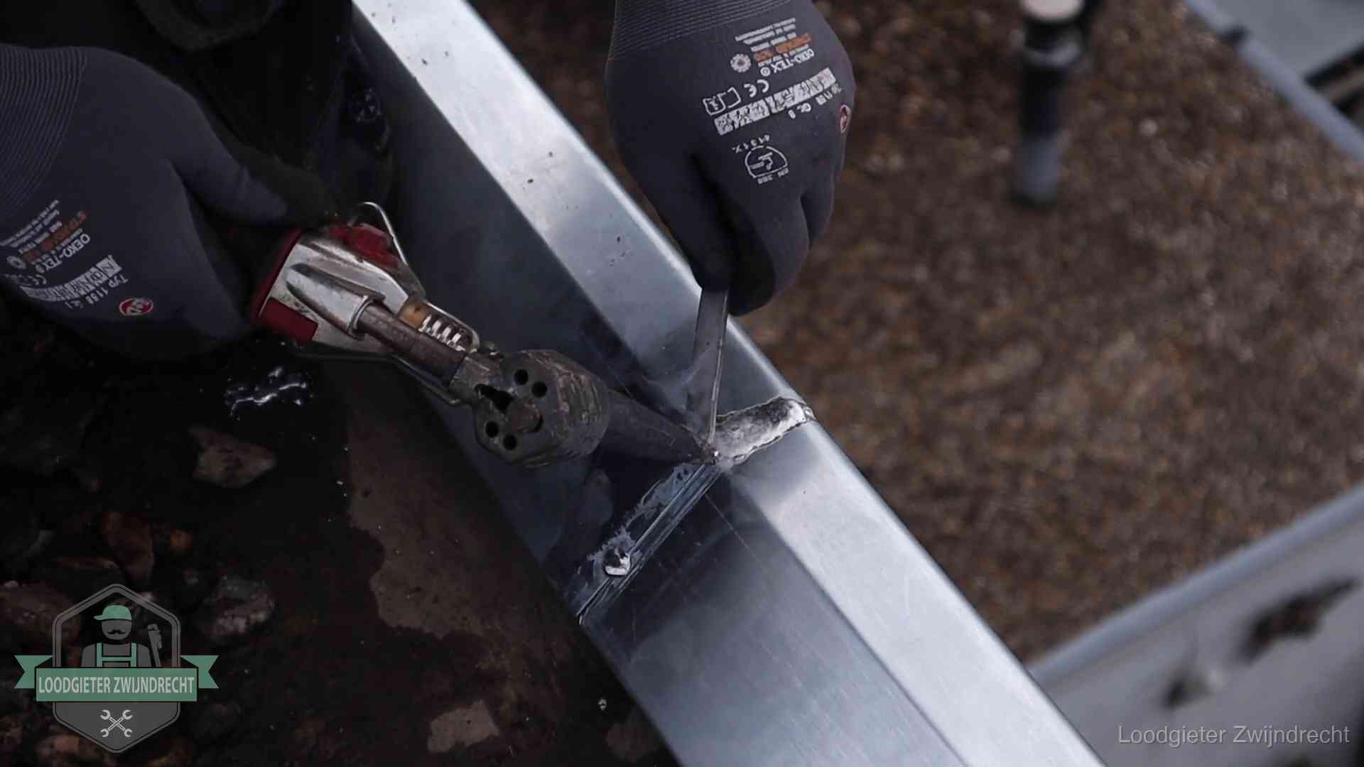Zinken naad solderen op een dak in Zwijndrecht, vakwerk waar het bij zelf repareren vaak misgaat
