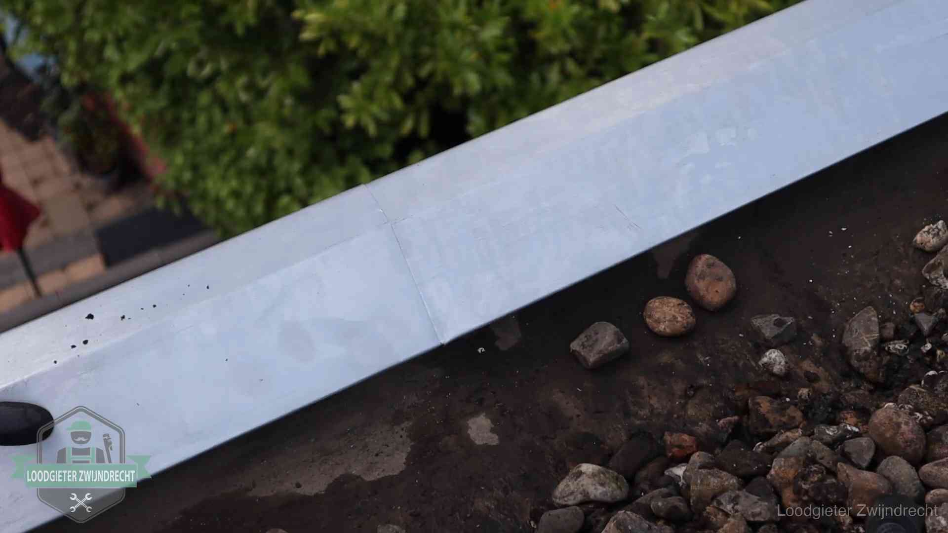 Strak gesoldeerd naaddetail in een zinken daktrim op een dak in Zwijndrecht